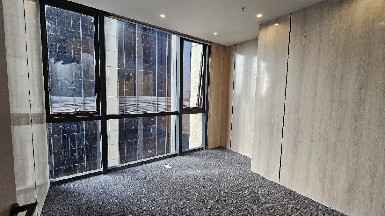 孵化园甲级楼宇 367平方 4隔间24工位 报价69元含税 三地铁交汇 西南朝向 双面采光 楚峰国际办公室出租