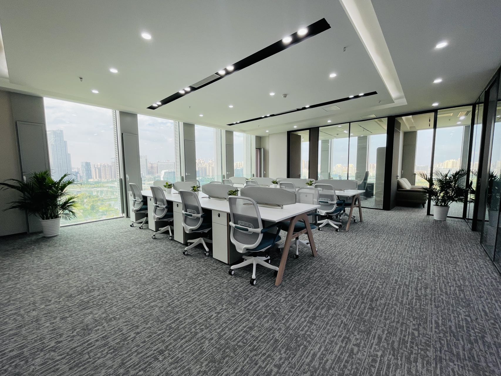 新川甲写 精品户型 238平 4隔间25工位 视野装修巴适 入驻享受优质办公环境 柚呈科创办公室出租