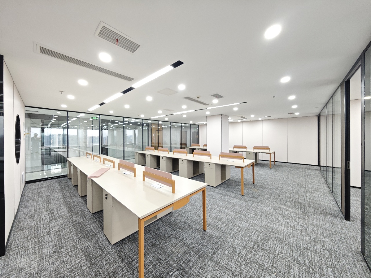 火车南站附近 电梯口精装拎包入住户型 396平 6隔间37工位 大老板间 安格斯国际办公室出租