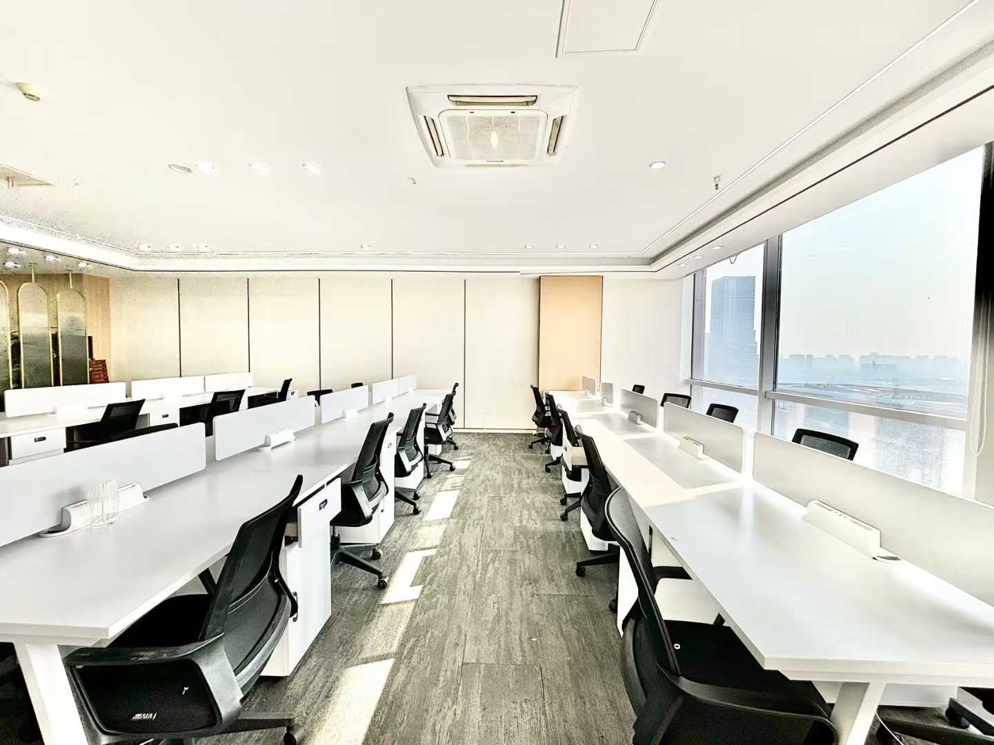 孵化园三地铁线交汇地铁口 服务面积280平方 5隔间30工位 精装带家具 24小时空调 奥克斯广场办公室出租