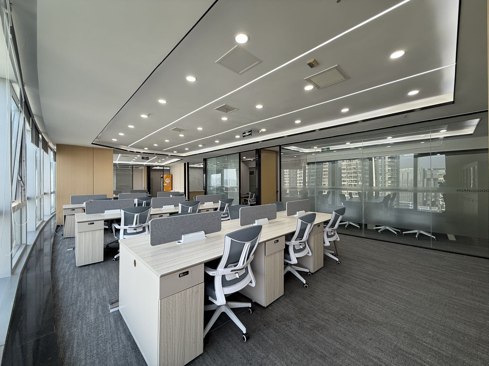 市中心东门大桥地铁三百米 按套出租 4隔间30工位 视野巴适 采光面大 含普票含物业费 明宇金融广场办公室出租