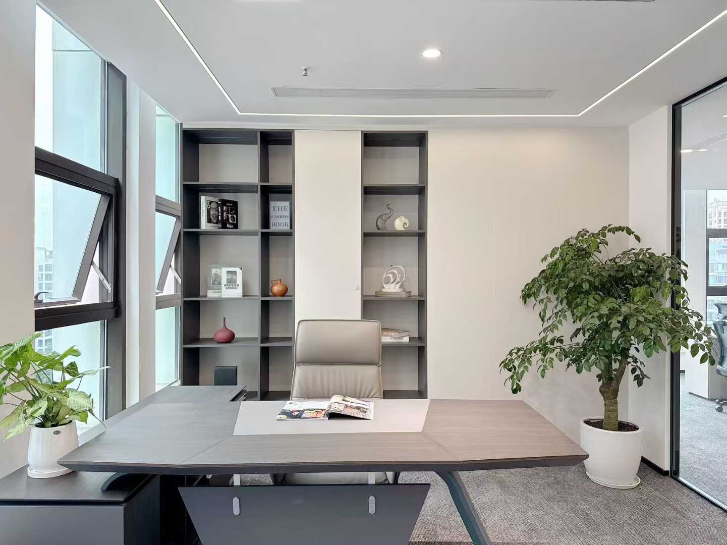 高新区三线交汇-孵化园地铁400米 3隔间30工位或者5隔间15工位 户型通透 含家具 中航国际交流中心办公室出租