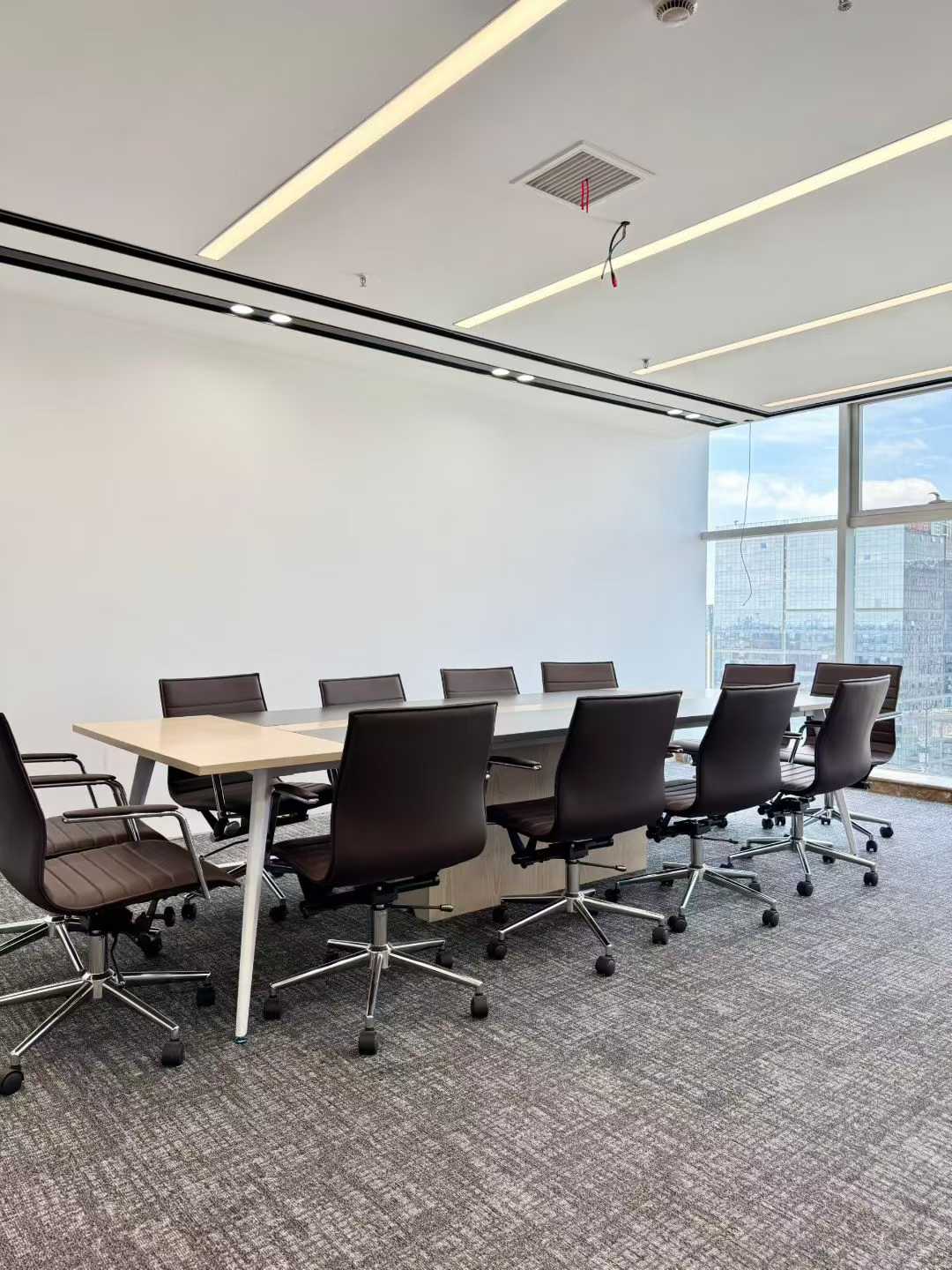 高新区天府三街甲级双面采光精装楼盘 528平方 6隔间60工位 看龙泉山 视野绝佳 香年广场办公室出租