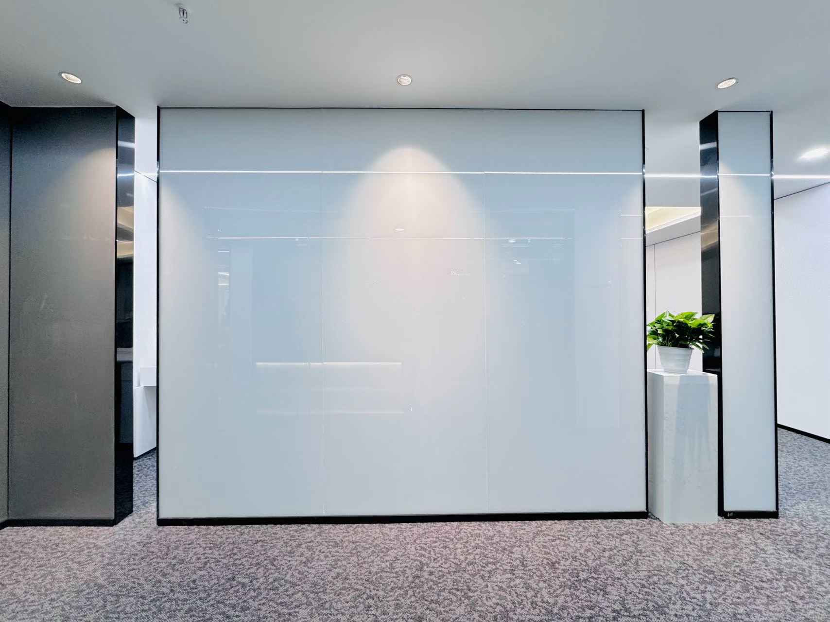 红牌楼地铁三四百米 1大隔间16工位 带形象墙 带家具 报价含税含物业费 鼎冠中心办公室出租