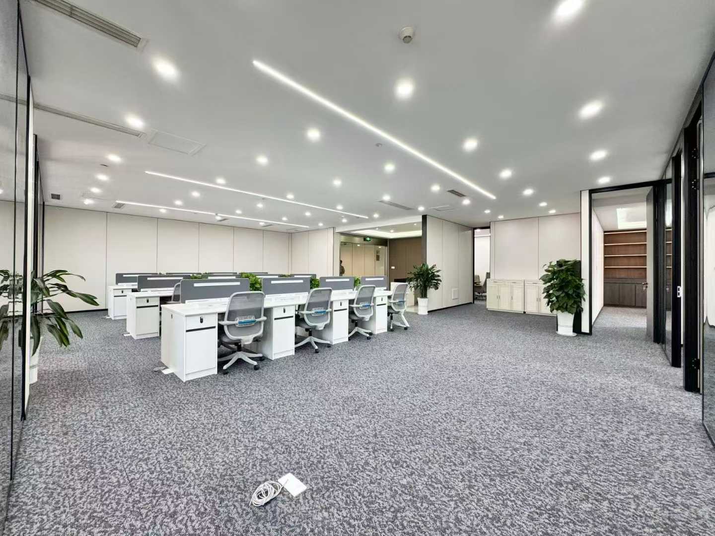 高新区世纪城地铁口 服务面积380平 7隔间 32工位 双面彩钢 特价出租 视野巴适 东方希望天祥办公室出租