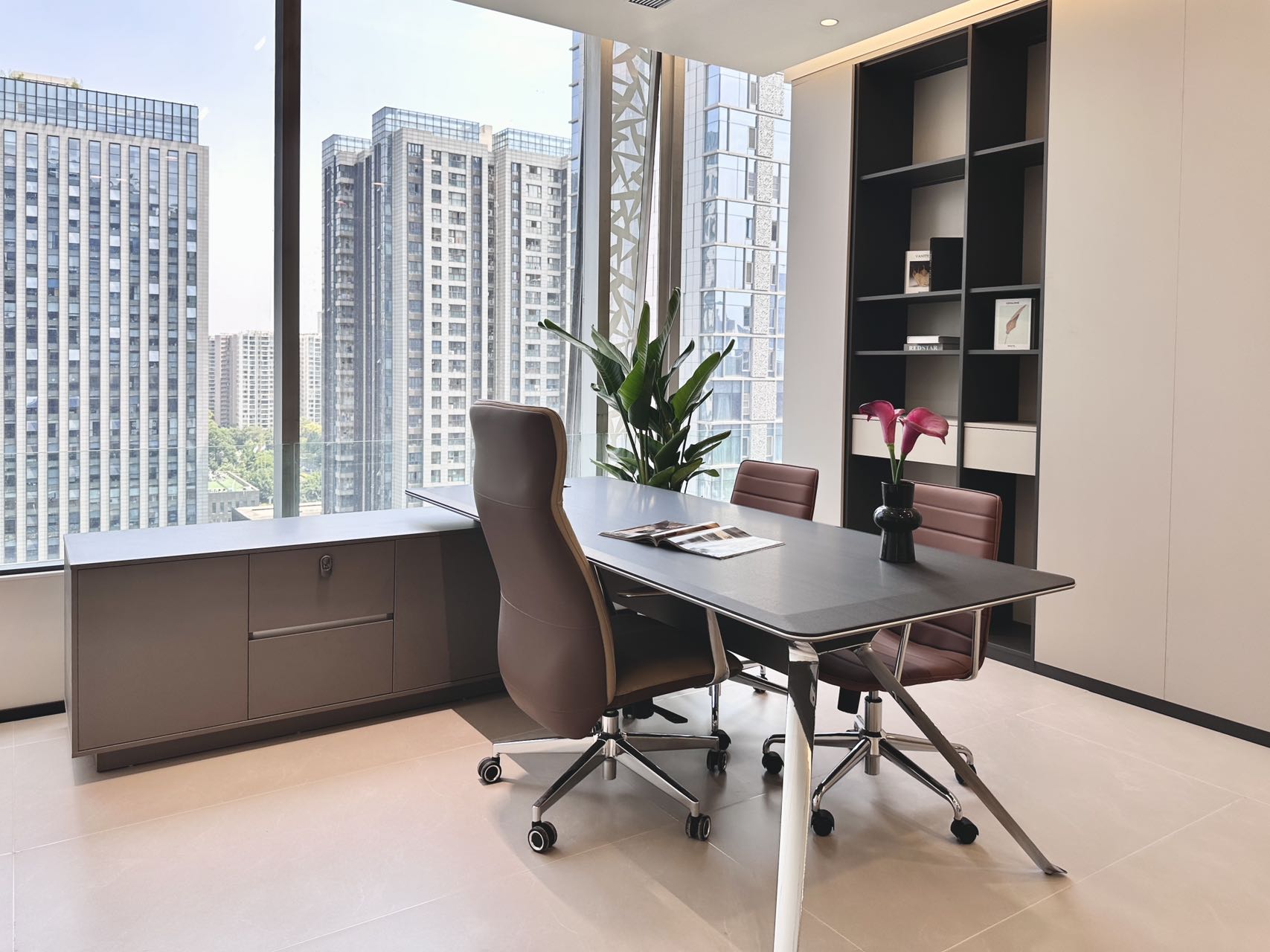 金融城甲级楼盘 套租优质户型 3隔间12工位 带大老板间超大会议室室 适合接待 精装带家具 近地铁 中航国际广场办公室出租