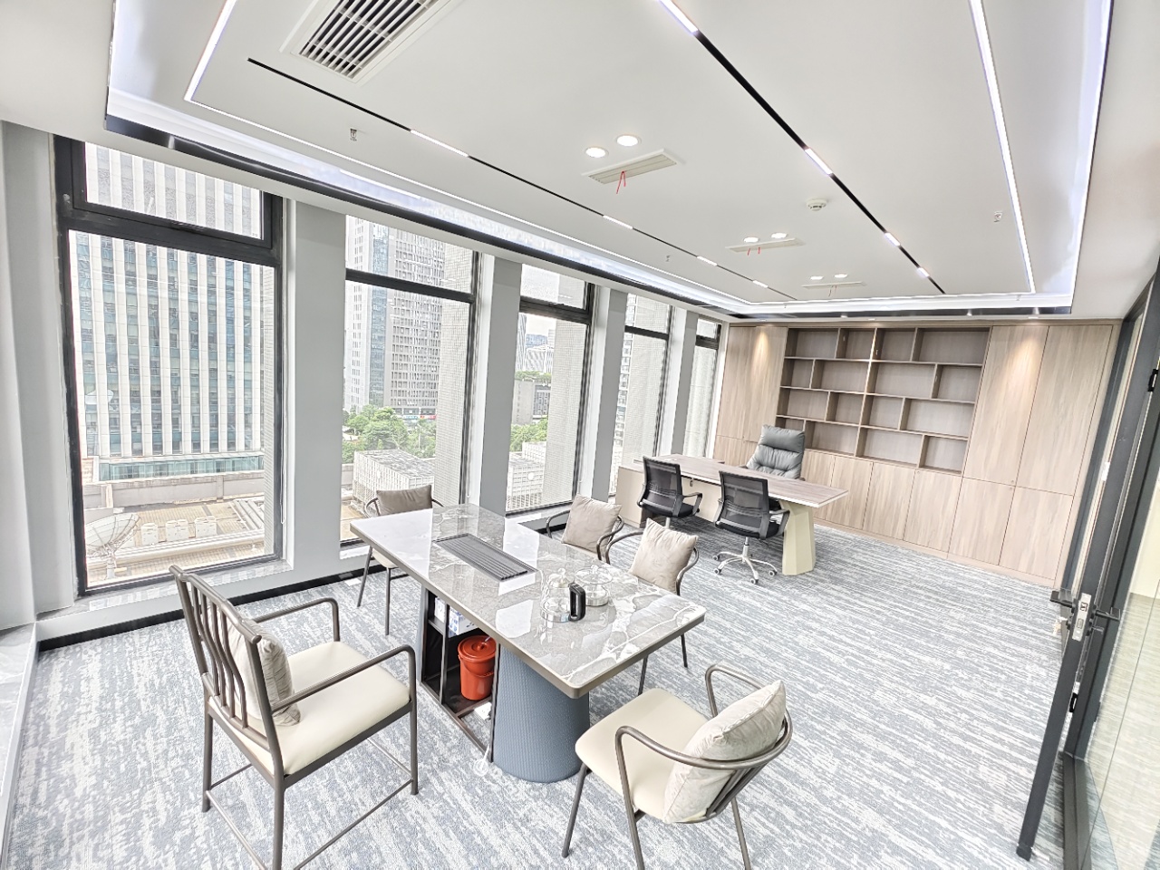 天府三街地铁口24小时空调楼盘 按套出租 5隔间30工位 双面采光老板间视野巴适 新希望国际办公室出租