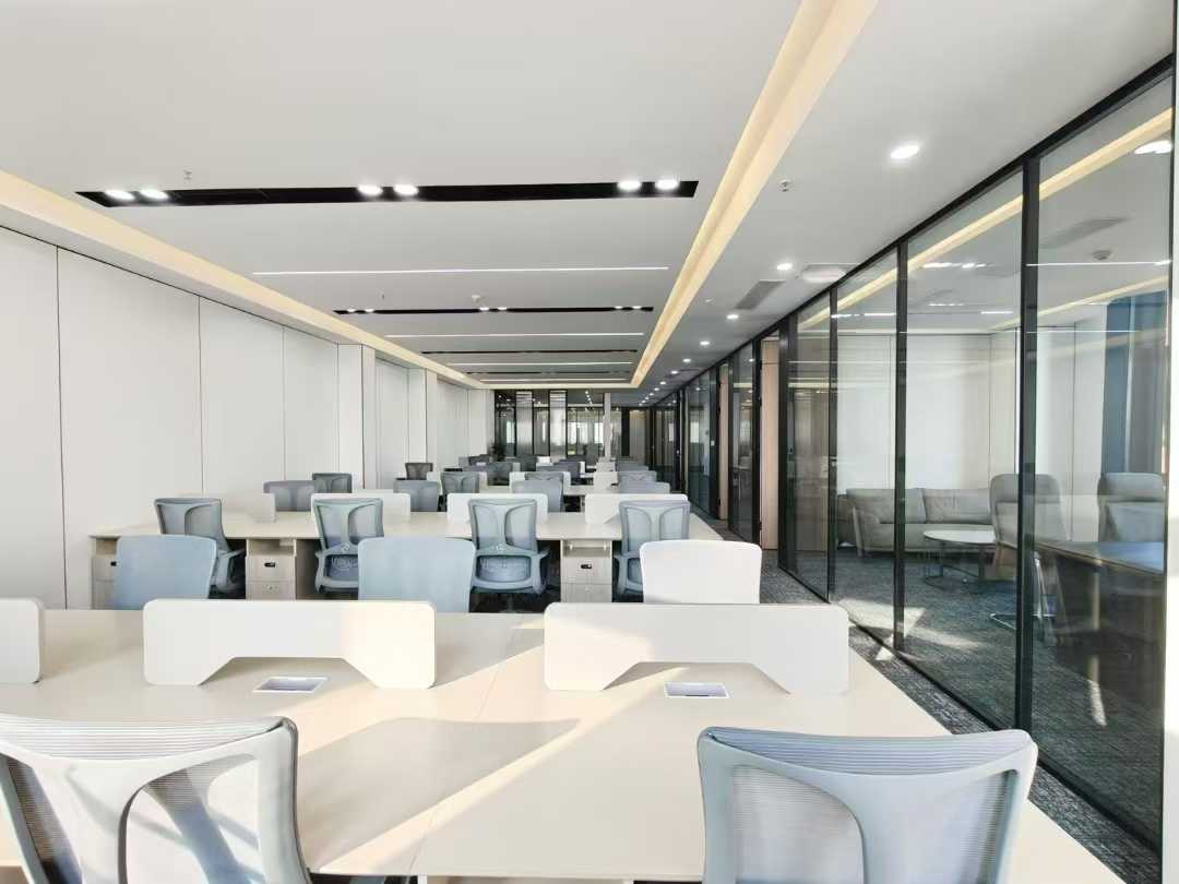 金牛区甲级高区 452平方 7隔间40工位 电梯口 高区视野巴适 适合央国企办事处  精装带家具 层高高 近地铁 北成8号办公室出租