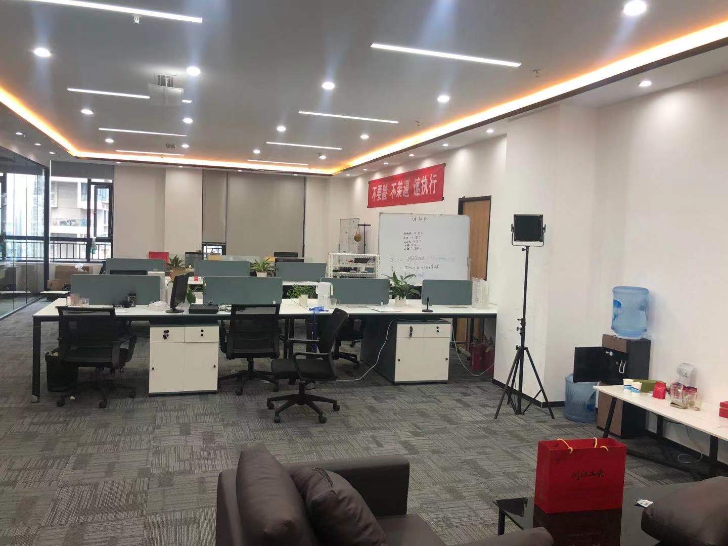 成华区建设路招商东城国际精装243平办公室 全新装修带家具 户型方正 采光好