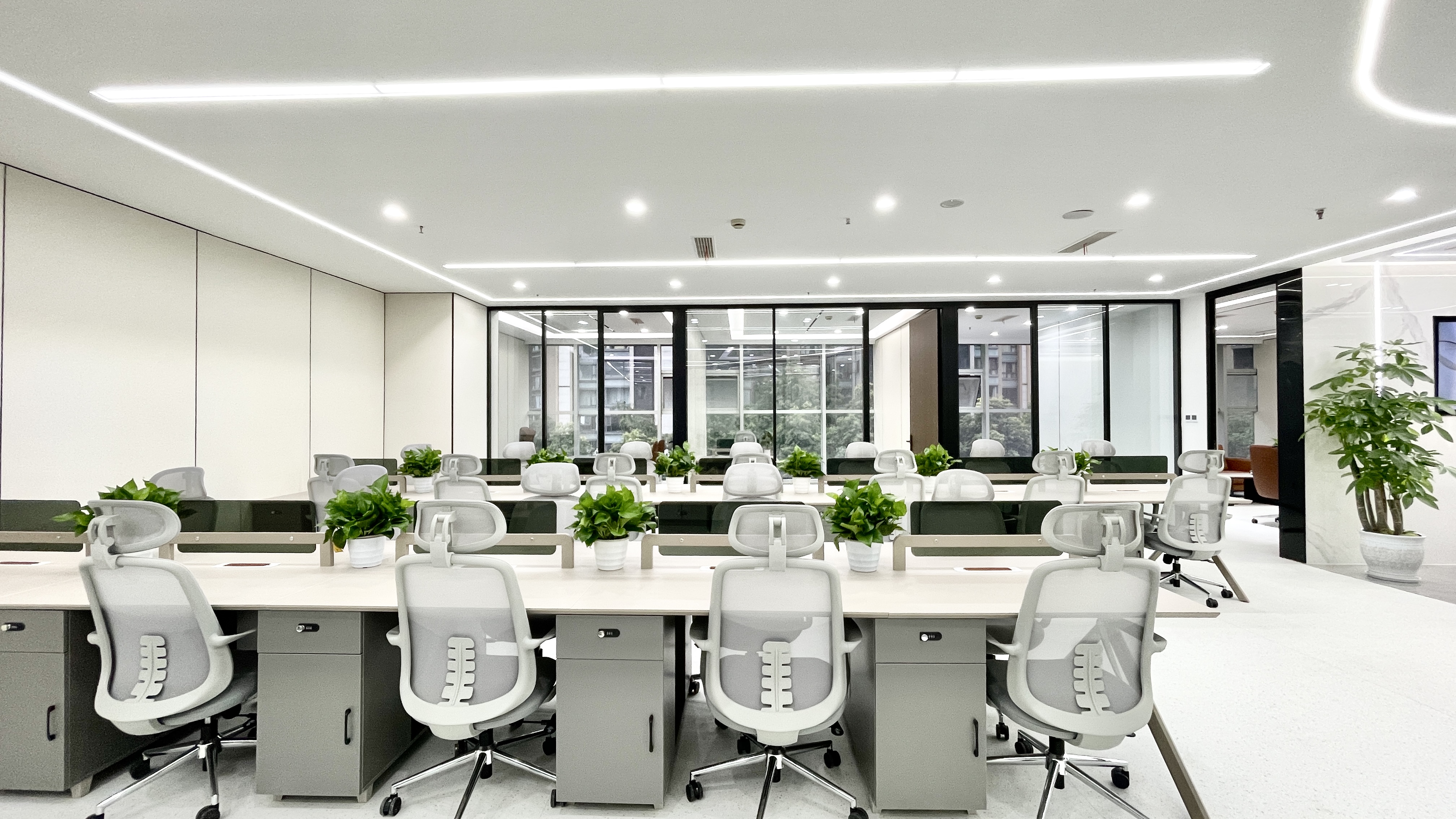 5号线市一医院地铁四五百米 整层打造24小时空调 279平 4隔间28工位 精装带家具 天府新谷办公室出租