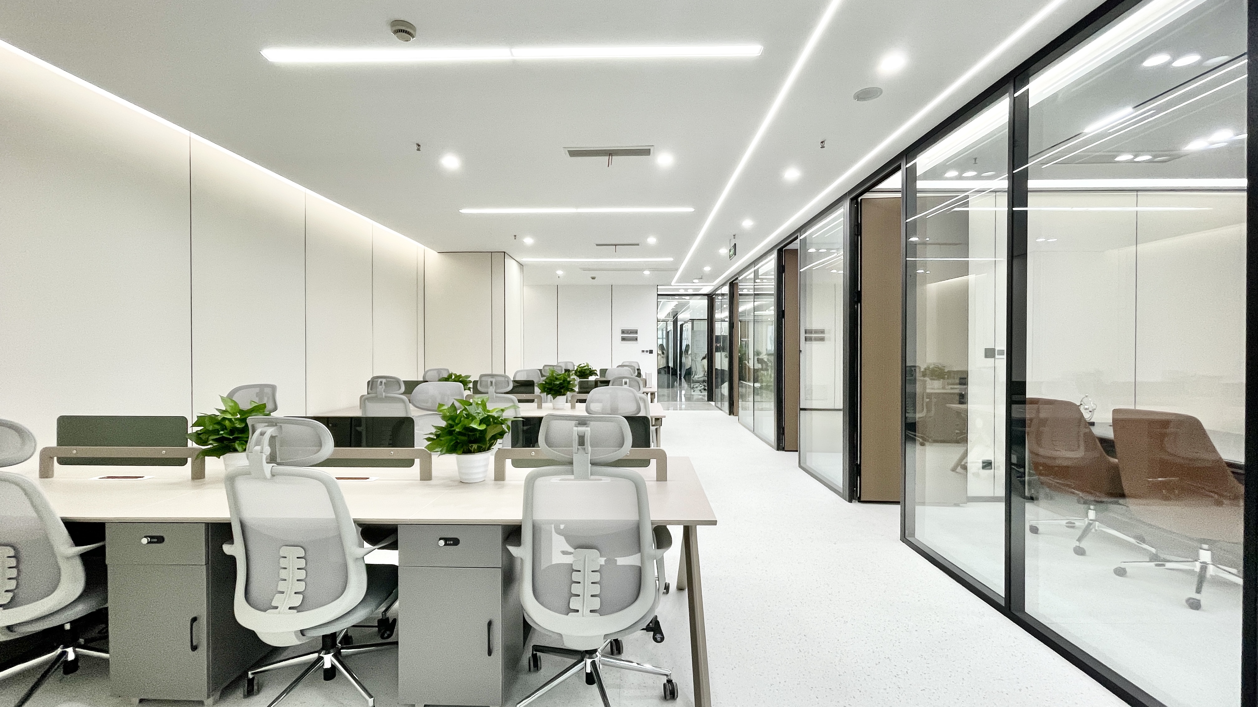 金融城版块5号线市一医院三四百米 246.4平方 4隔间19工位 整层打造带休息区 天府新谷办公室出租