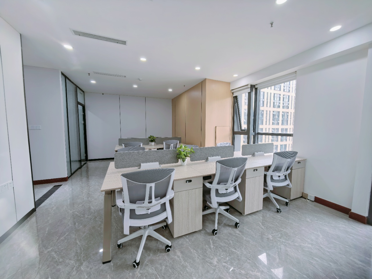 天府一街精装小户型 按套出租 3隔间14工位 24小时空调 报价含物业费 大气前台 智地哥谭办公室出租