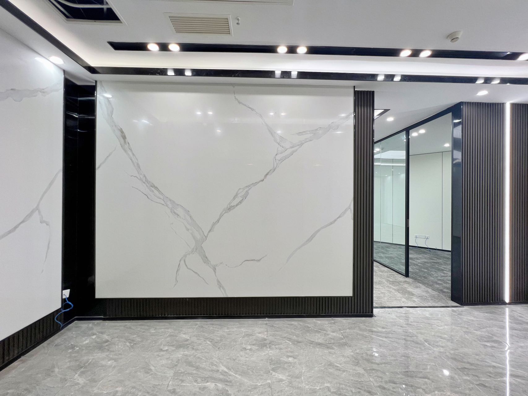 高新区世纪城地铁口精装房源 服务面积200平 4隔间16工位 报价含物费  甲级楼盘 天祥广场办公室出租