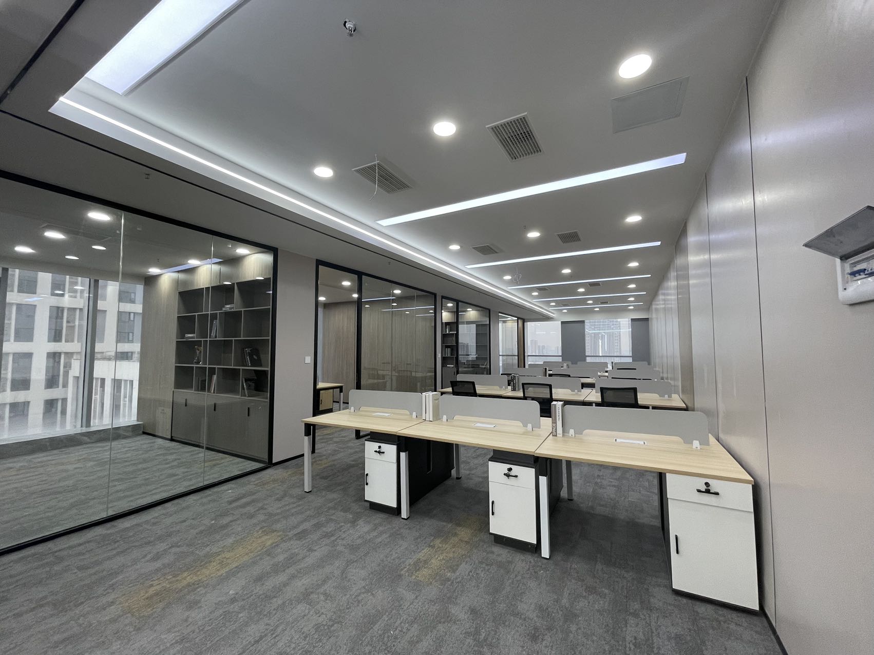 火车东站精装办公室出租 345.4平 5隔间30工位  户型方正 精装带家具 中环国际 写字楼出租
