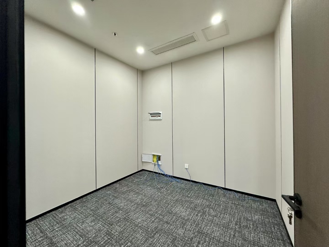 高新区孵化园地铁口小面积阳光房 137平 3隔间12工位 24小时空调含能耗费 带家具 嘉润国金中心办公室出租