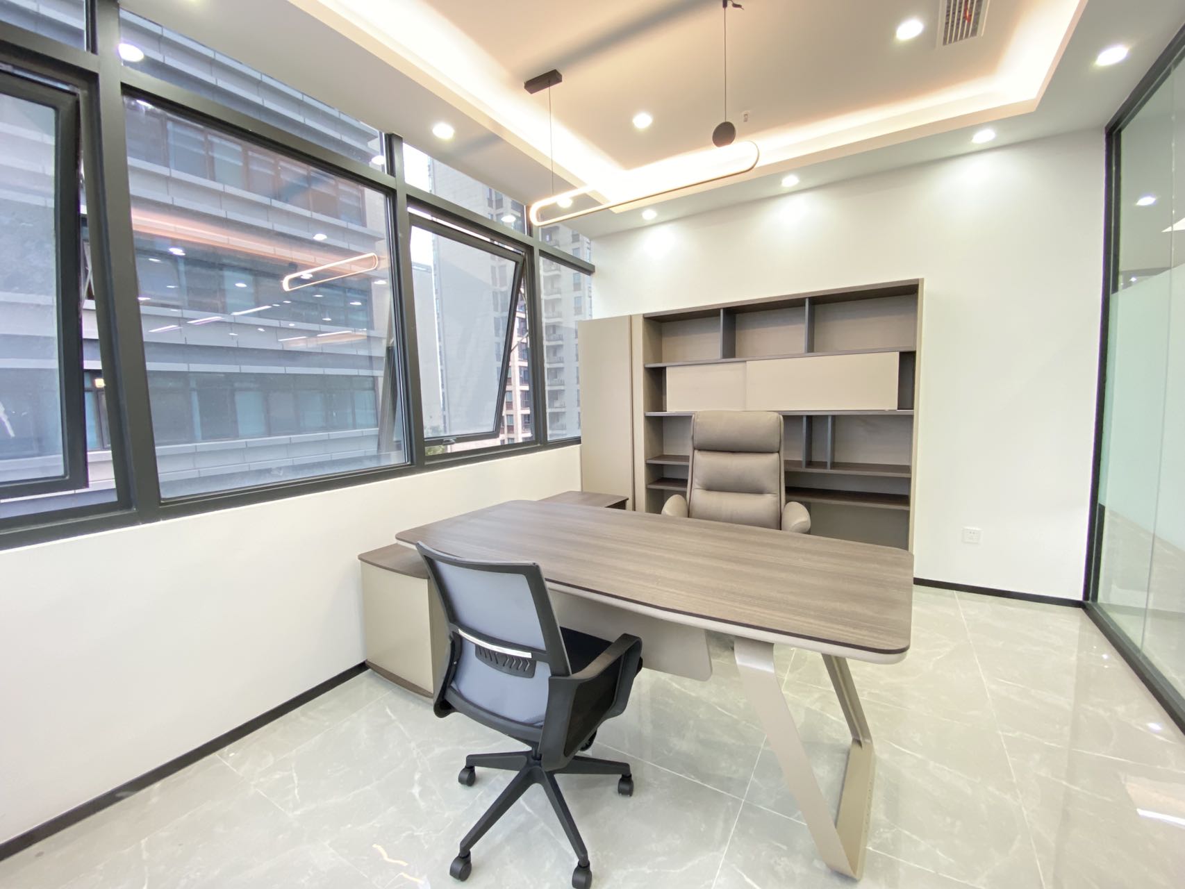 青羊区蔡桥地铁 服务面积257㎡ 4隔间120工位 拎包入住 户型方正 绿地跨贸港 成都办公室出租