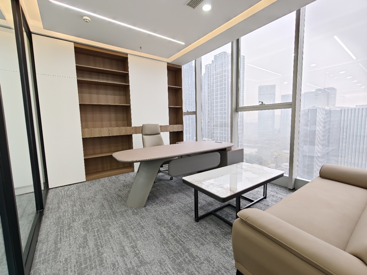 孵化园甲写空调开放时间长 358平 5隔间40工位 价格含家具 户型方正 嘉煜金融科技中心办公室出租