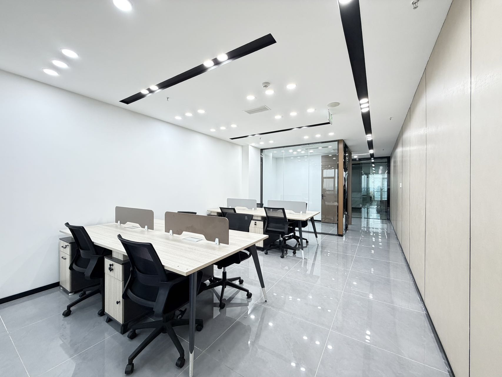 环球中心创业小面积出租 西区朝外 老板间视野巴适 2隔间12工位 按套含物费出租 办公室出租