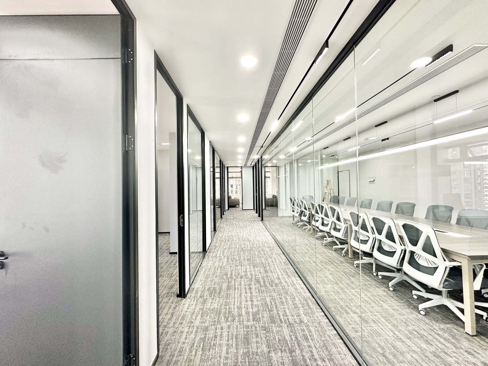 世纪城地铁附近 大面积三面采光户型 742平方 7隔间91工位 物业含空调能耗费 首东置业办公室出租