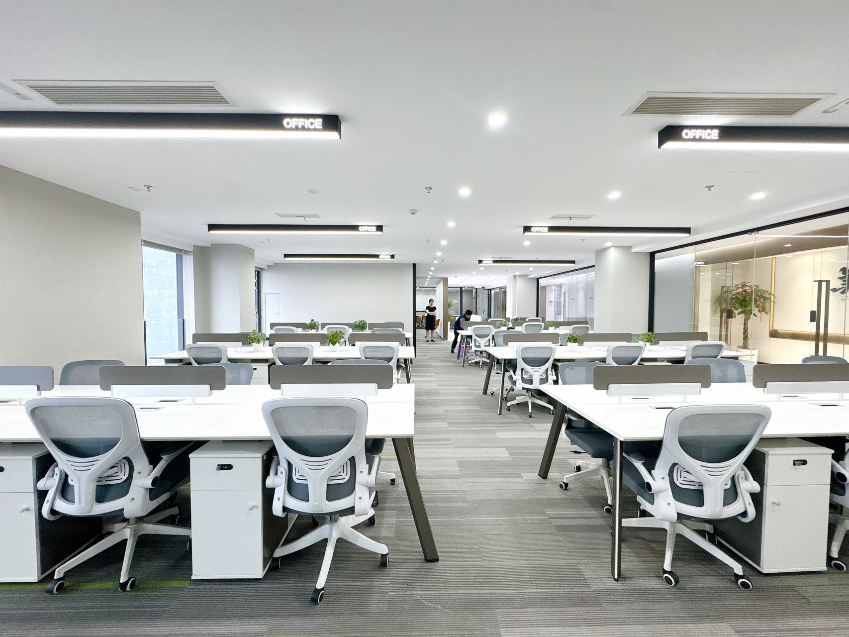 青羊区4号线西南财大地铁400米 500平 7隔间40工位 大气前台 双面采光 落地窗 视野巴适 见兴里浣花国际办公室出租