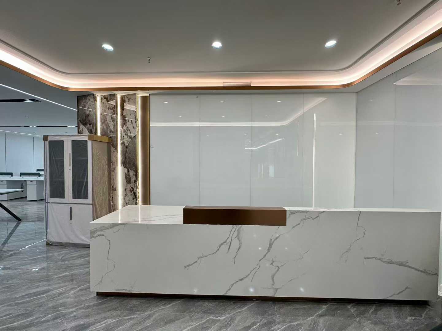 龙泉大面精选好房 385平方 4隔间40工位 工位多 单价便宜 价格含家具 带前台 中物国际办公室出租