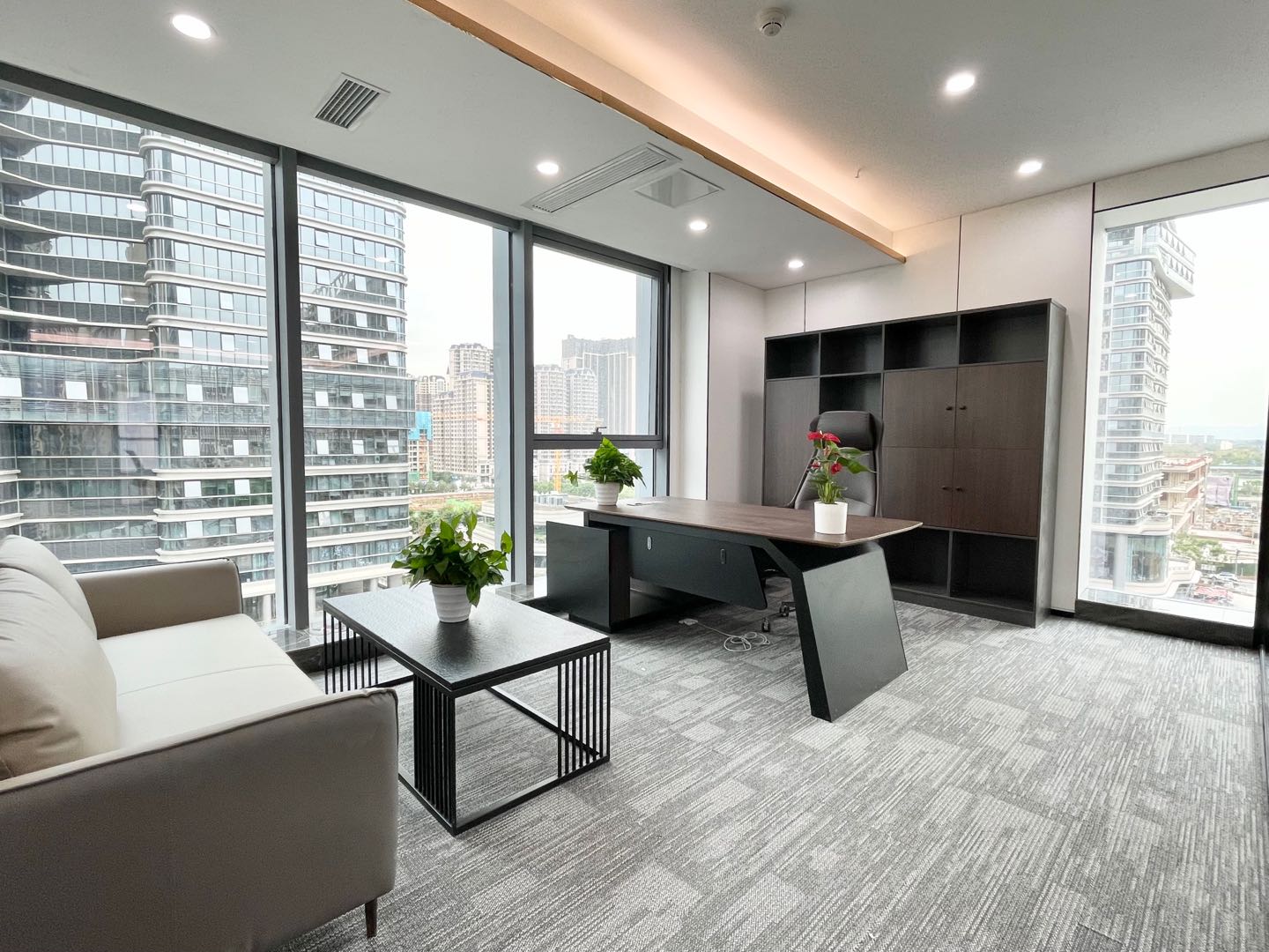 高新区天目中心品质甲写精装带家具电梯口4隔间12工位