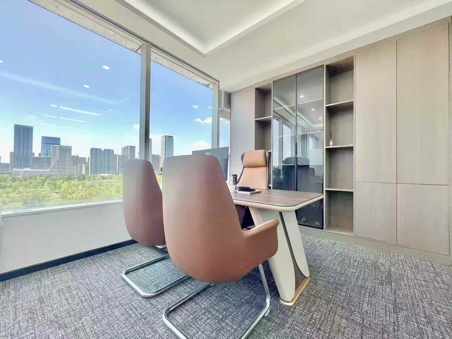 环球中心南区朝外精装4隔间16工位 三个大隔间 电梯厅旁边 采光视野安逸 大气老板间 环球中心办公室出租