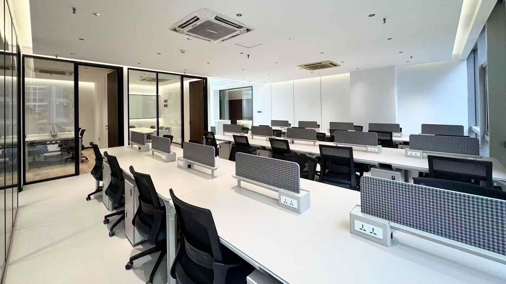 高新区孵化园三地铁交汇 交通方便 206平方 3隔间30工位 24小时空调 含物业费 东南双面采光 奥克斯广场办公室出租