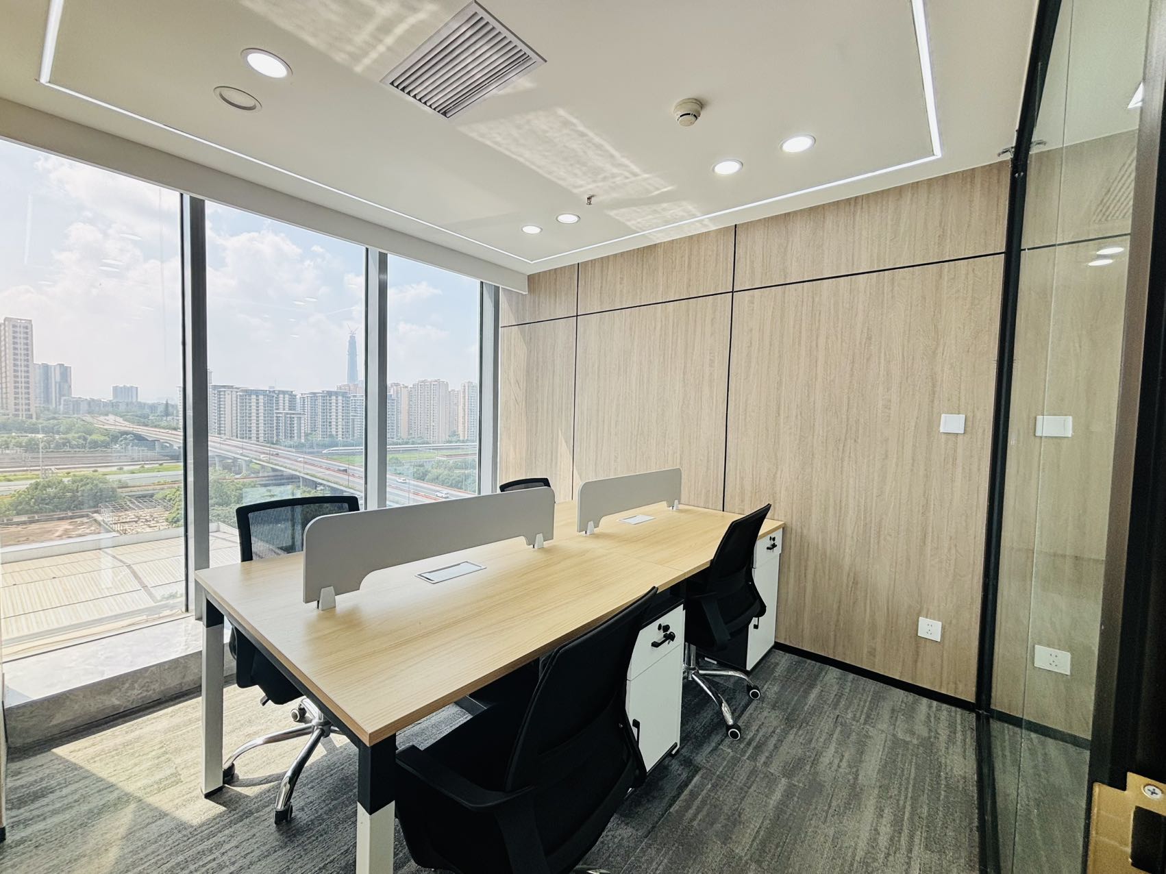 成都东站附近175平方 3隔间12工位 双面采光 24小时空调 双地铁交汇 交通方便  中环国际办公室出租