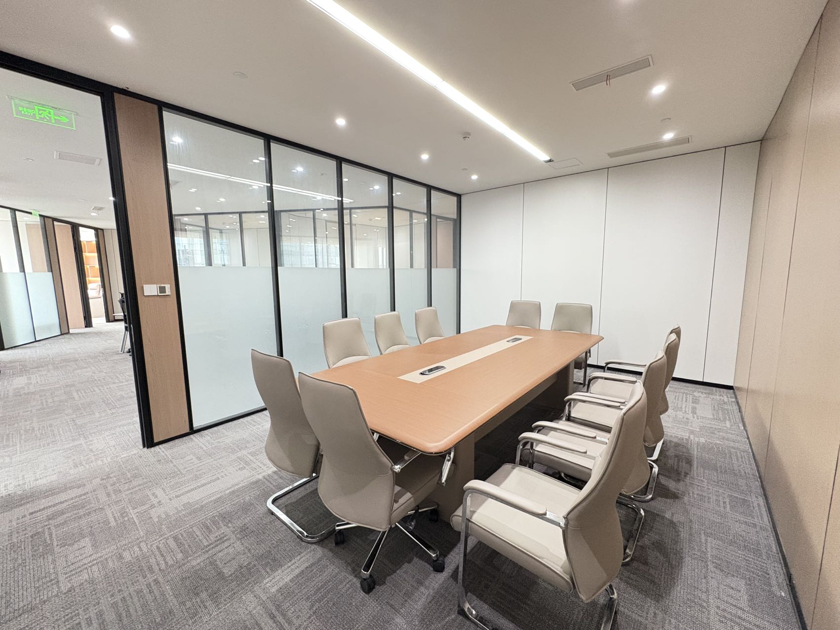 高新区大源版块甲写  8隔间10工位 隔间多 服务面积419平 精装带家具 视野巴适 复城国际办公室出租