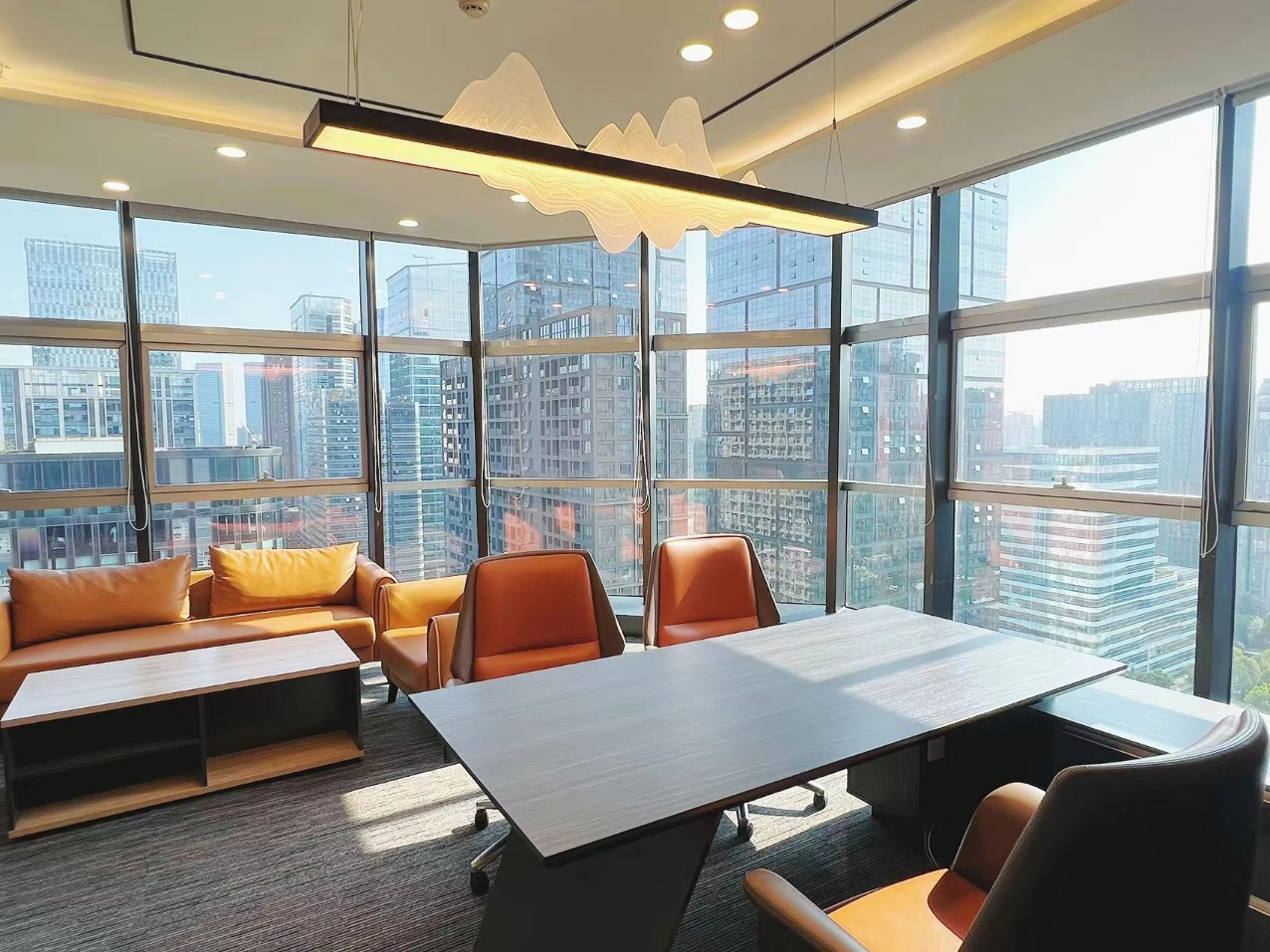 天府三街超甲写字楼 24小时空调 4隔间52工位带机房 大前台 双面采光 节能大厦办公室出租