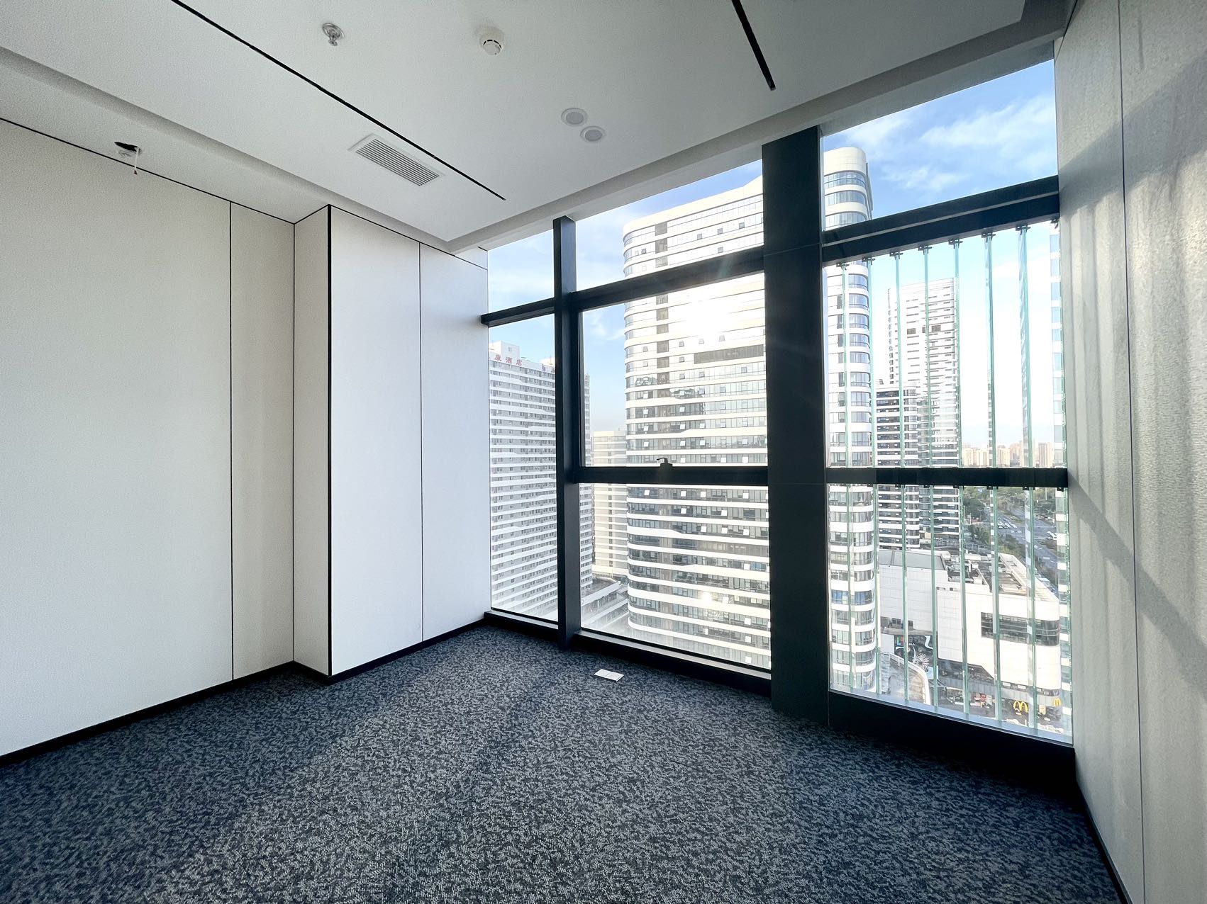 东门2.5环 紧邻理工大东郊记忆 优质小户型 138平 3隔间12工位 地铁口 24小时空调 龙腾广场办公室出租