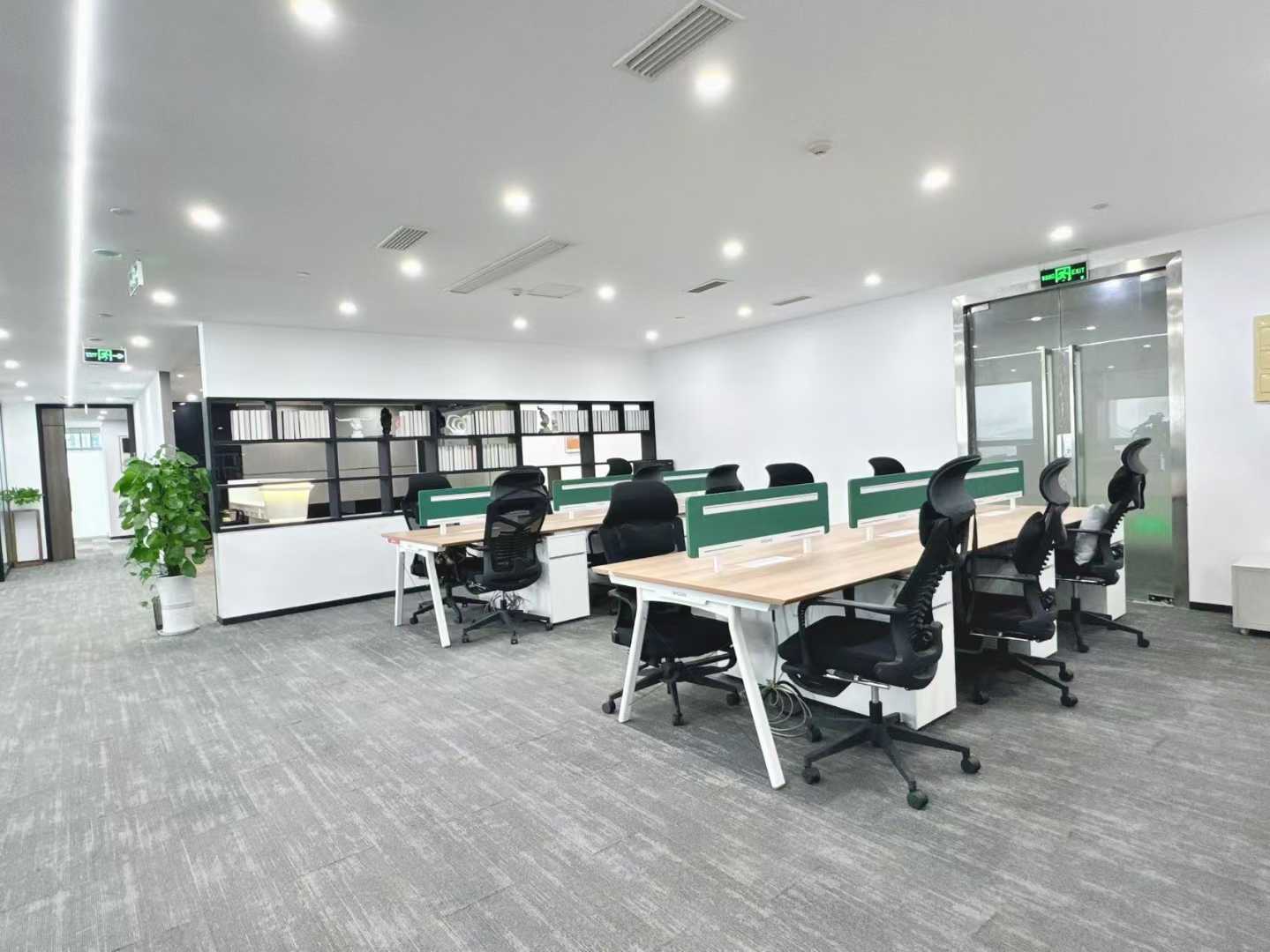 天府一街附近超甲楼盘 风水宝地 三面采光 电梯口 483平方 6隔间12工位+休息区（或者6+40） 两间国际办公室出租