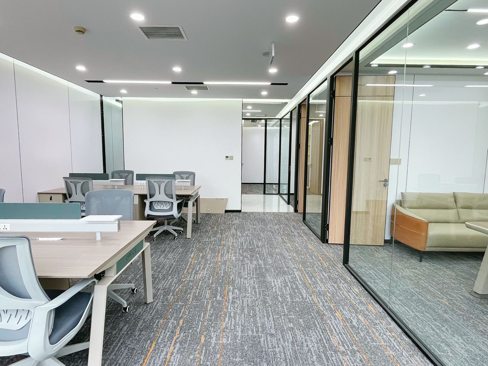 金融城经典小户型 3隔间1会议室12工位带前台 视野巴适 带家具 报价含物业费 东方希望中心办公室出租