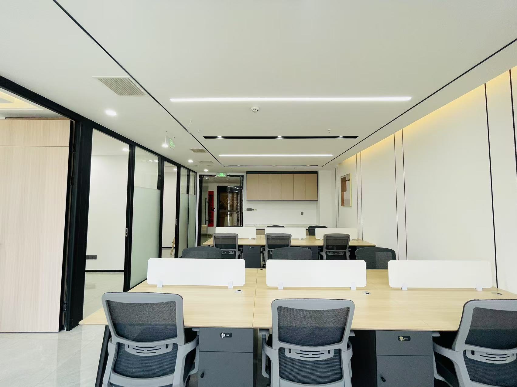 武侯区红牌楼版块 精致小户型 102平 3隔间12工位 7800元含物业费 地铁口 红牌楼广场办公室出租