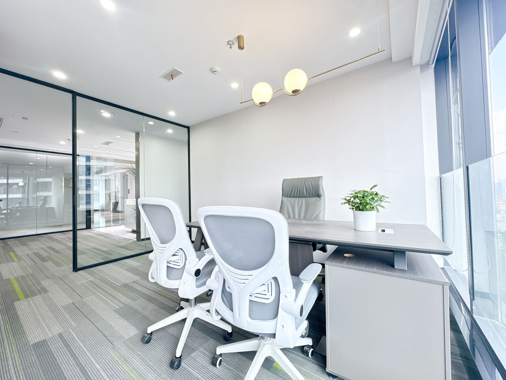 青羊区4号线西南财大地铁400米 500平 7隔间40工位 大气前台 双面采光 落地窗 视野巴适 见兴里浣花国际办公室出租