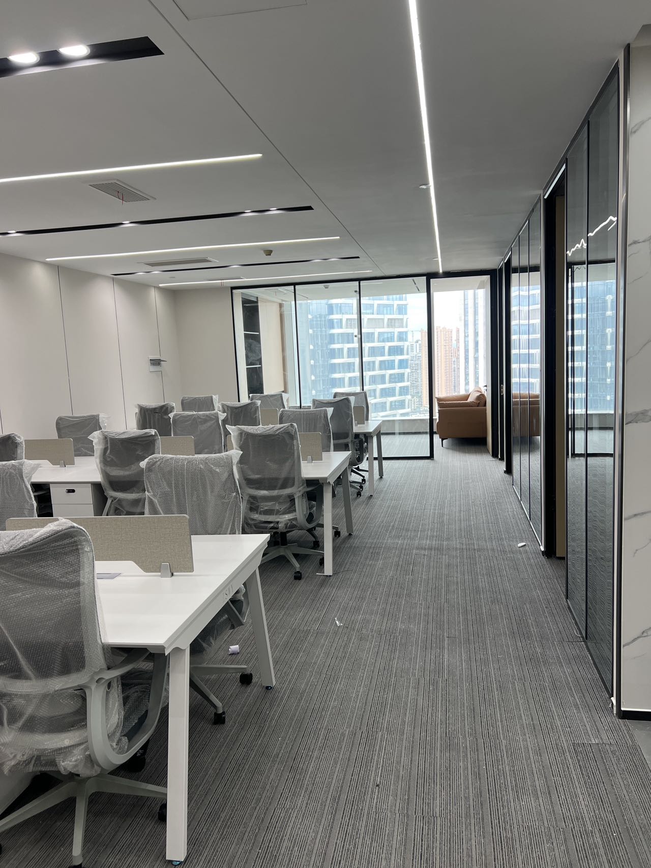 金融城三期-6号线金石路地铁三百米 211平 4隔间21工位 精装带家具 户型方正 中加国际办公室出租