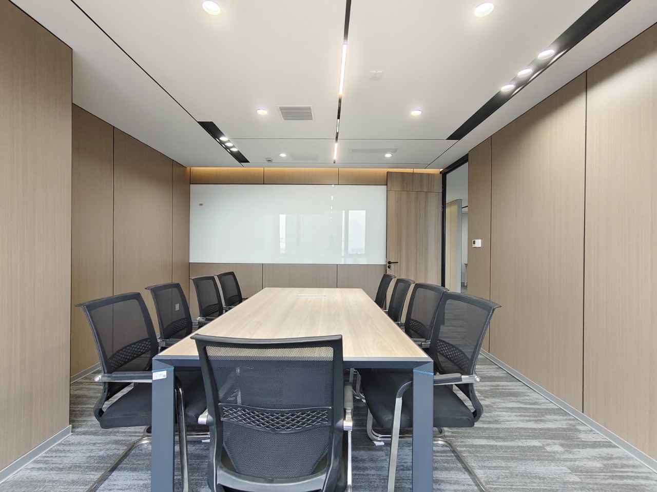 孵化园-三地铁交汇 甲级写字楼 315平方 5隔间30工位 新装修 配套齐全 强力推荐 新中泰国际办公室出租