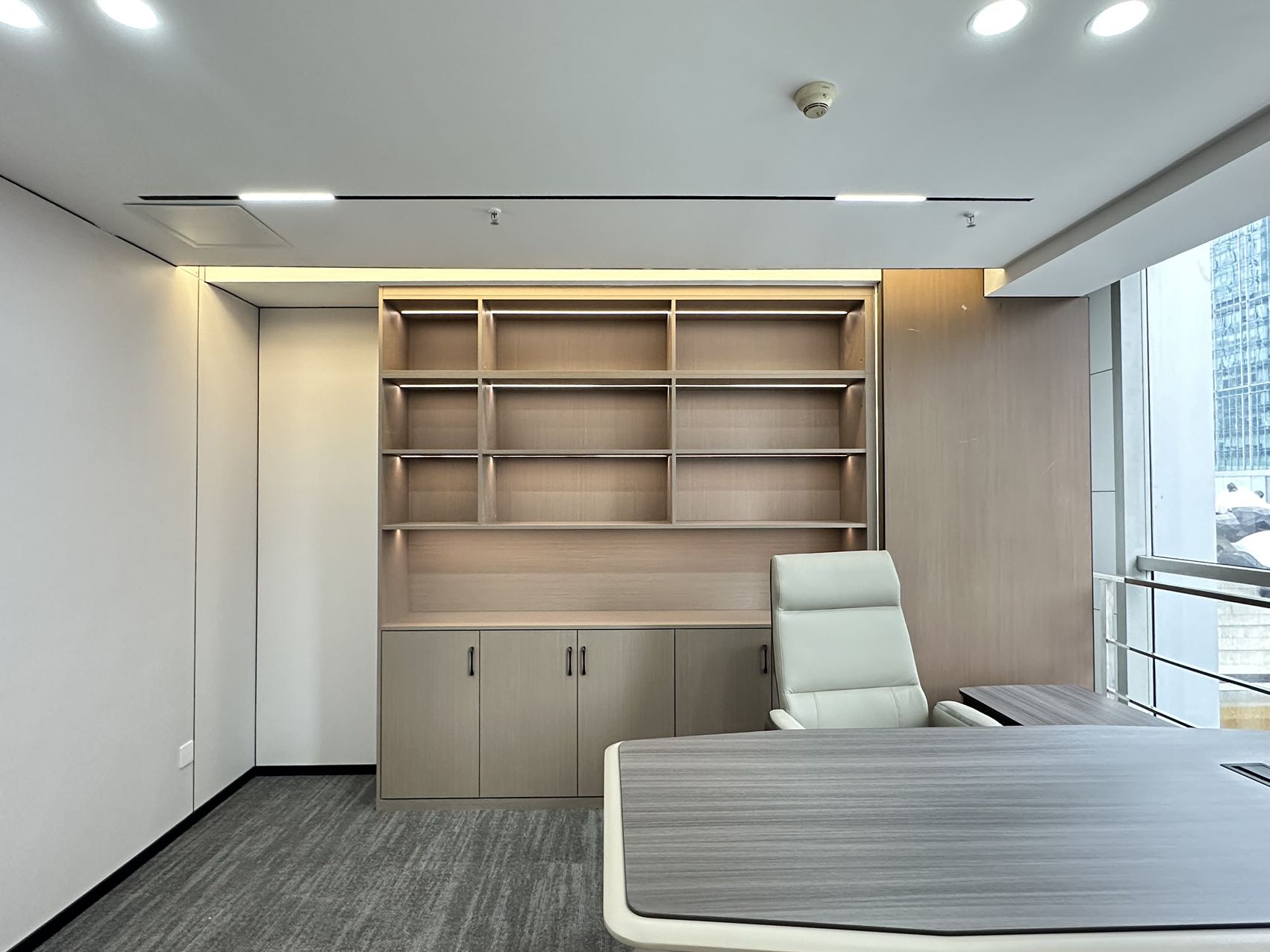 春熙路老牌甲级楼 153平方 3隔间18工位 核心地段 空调早8:30-晚24：00  无惧加班 时代广场办公室出租