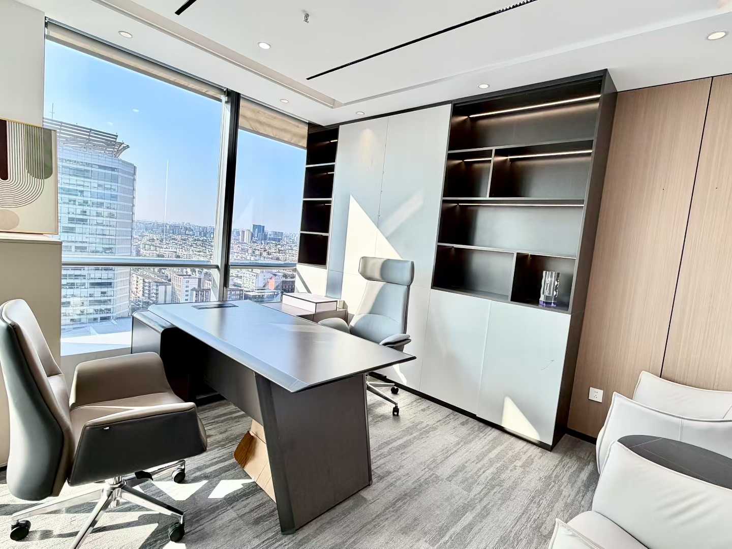 武侯区双地铁站-倪家桥地铁 163平方 4隔间16工位 电梯口户型 高区采光面大 视野巴适 保利中心办公室出租