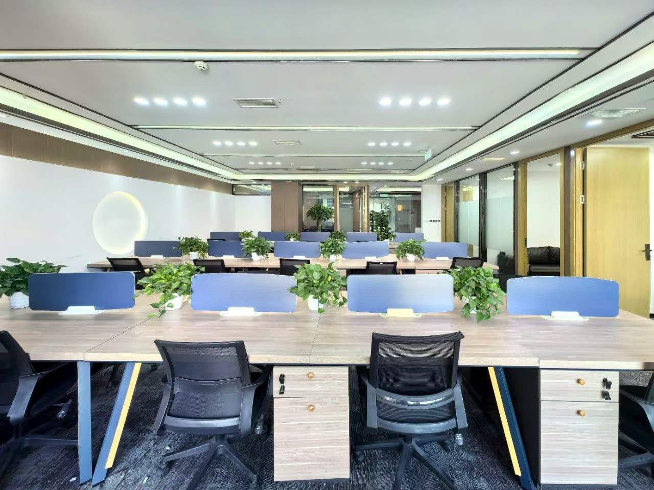 环球中心东区朝内带阳台户型 4隔间30工位 258平 报价含物费 价格可谈 环球中心办公室出租