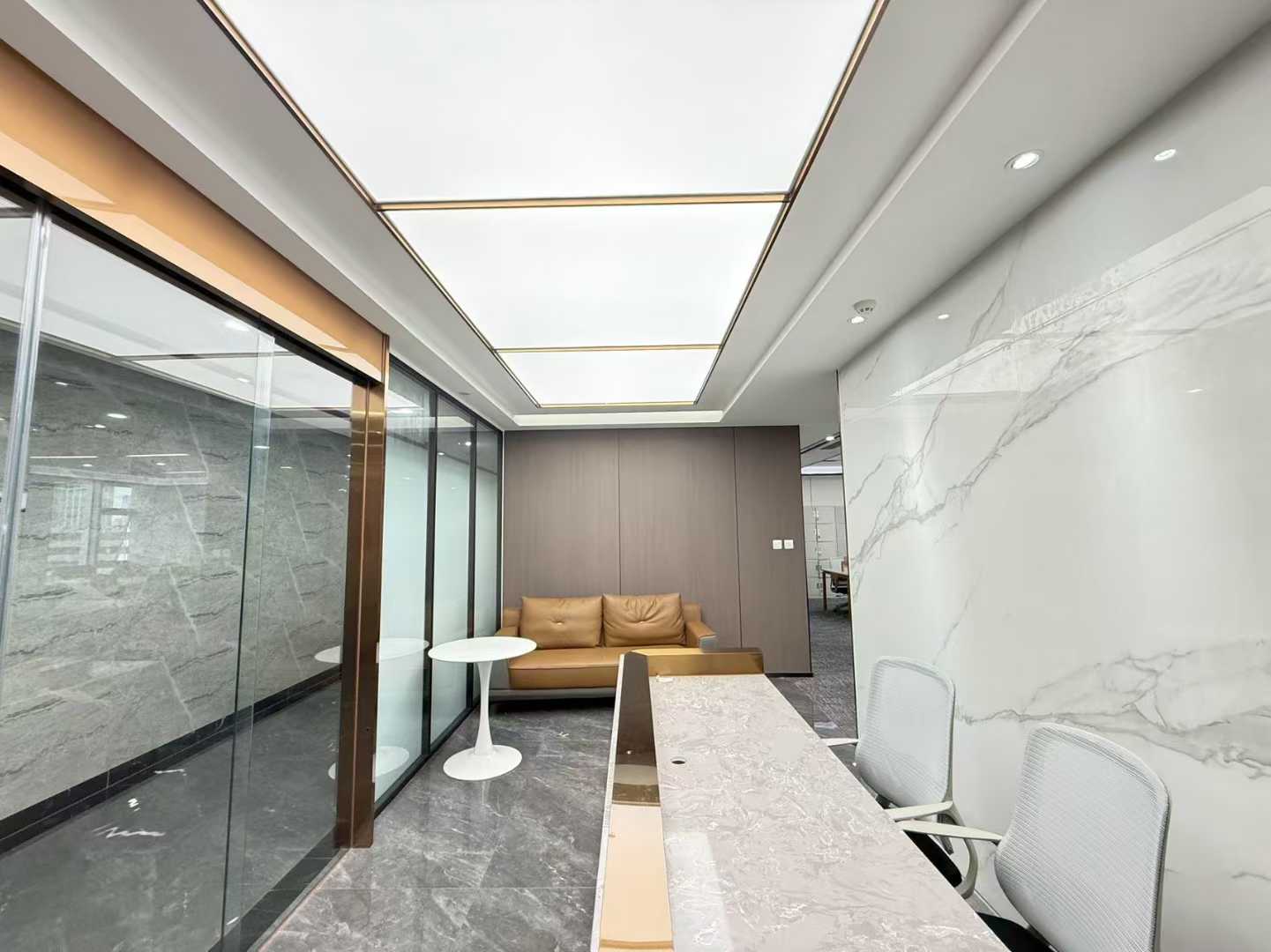 高新区孵化园地铁口 正东朝向 208.52平 4隔间18工位 视野开阔 带家具 环境好 嘉润国金中心办公室出租