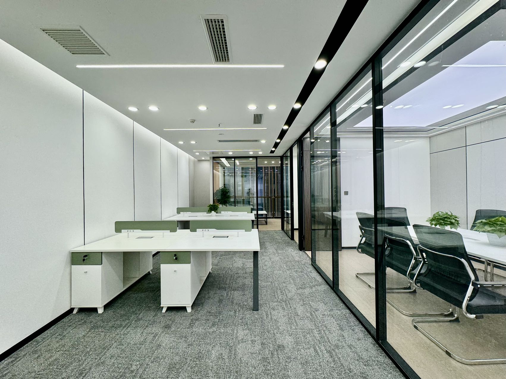 世纪城地铁口精致小面积 3隔间12工位 报价含物业费 精致现代风格 适合创业办事处 东方希望天祥办公室出租