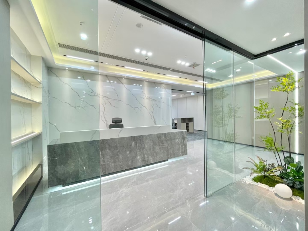 高新区风水宝地 超甲楼盘 437平产权面积 8隔间40工位带小阳台 全新配置 业主直租 带家具 两江国际办公室出租