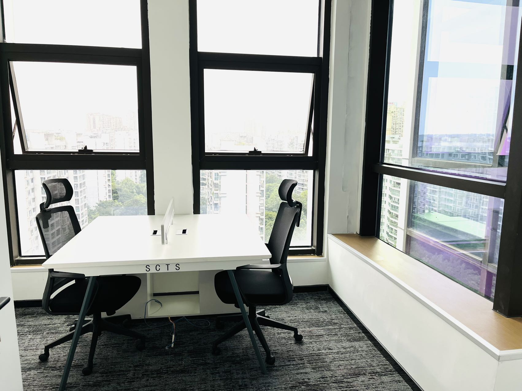 孵化园地铁四百米 380平 6隔间24工位 大老板间会议室 西南双面采光 视野开阔 中航国际交流中心办公室出租