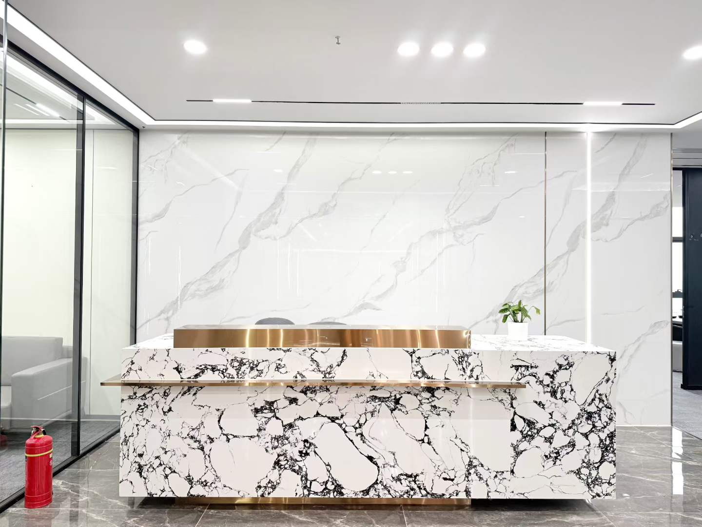 紧邻金牛万达 552平 8隔间40工位 高区电梯口 户型方正 通透 视野巴适 接待办公都可 北成8号办公室是出租