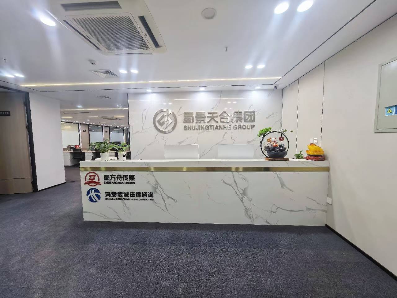 孵化园三地铁线交汇 672平大面积 12个隔间+50-70工位 精装带家具 户型方正 德商国际办公室出租