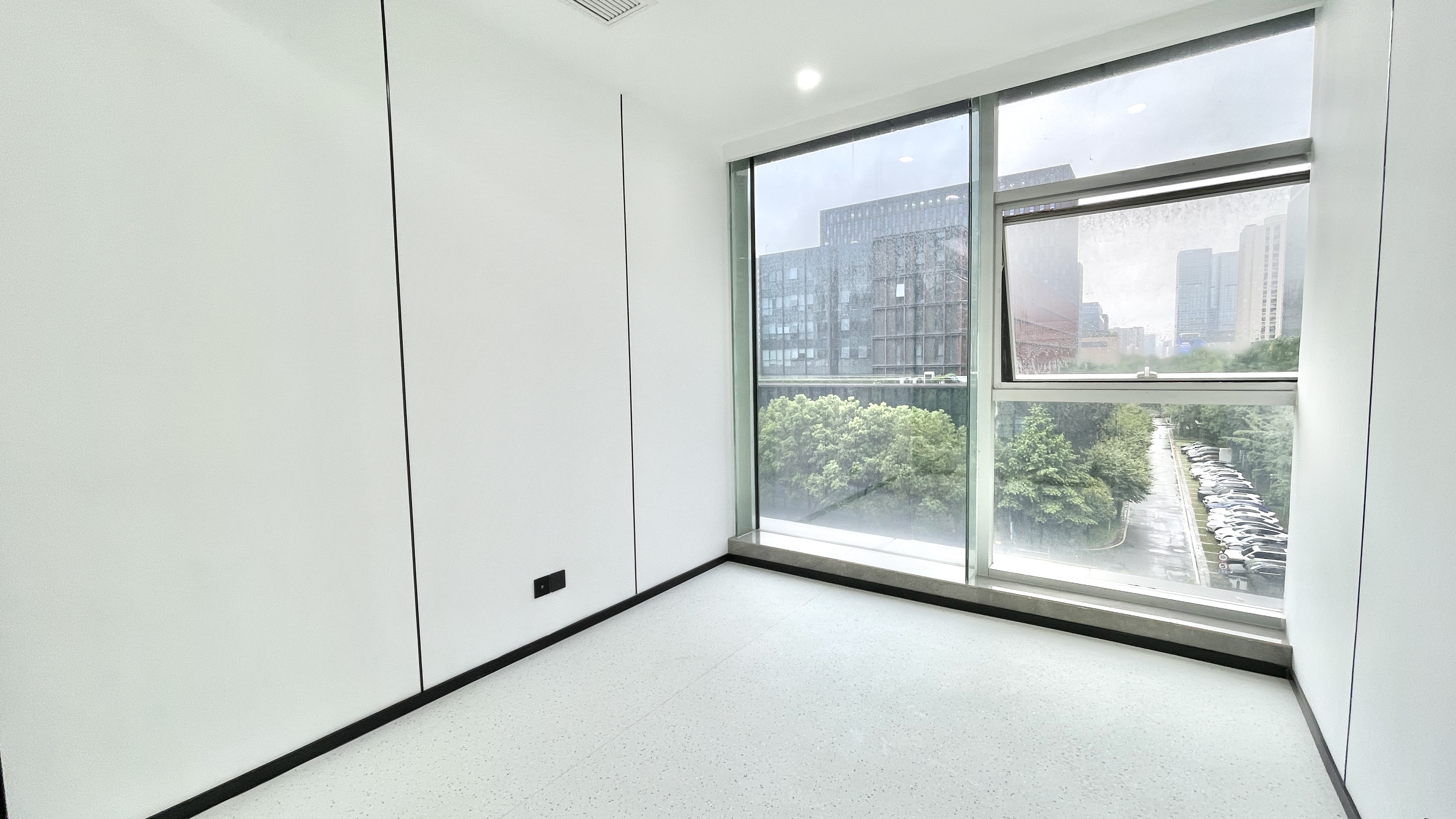 金融城市一医院地铁五六百米 234平 4隔间16工位 双面采光 24小时空调 带共享配套 天府新谷办公室出租