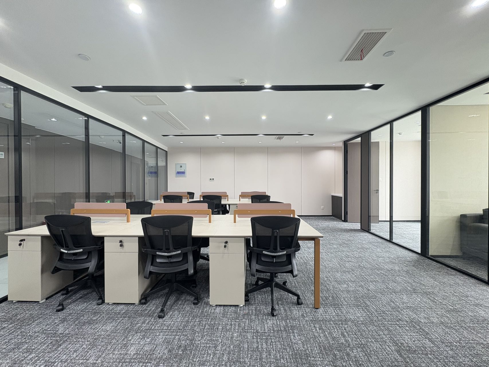 成华区杉板桥地铁四五百米 144平 3隔间12工位 视野无遮挡 户型方正 落地大玻璃 多弗国际办公室出租