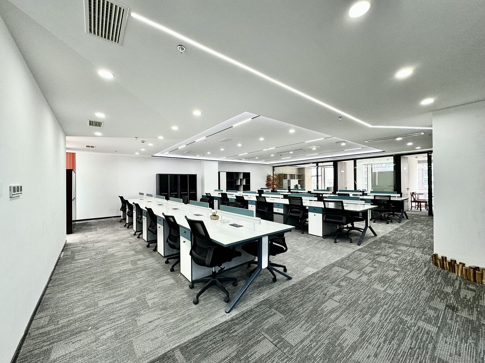 武侯区桐梓林地铁口 409平大面积 7隔间40工位带前台和接待区 户型方正 大老板间 新希望大厦办公室出租